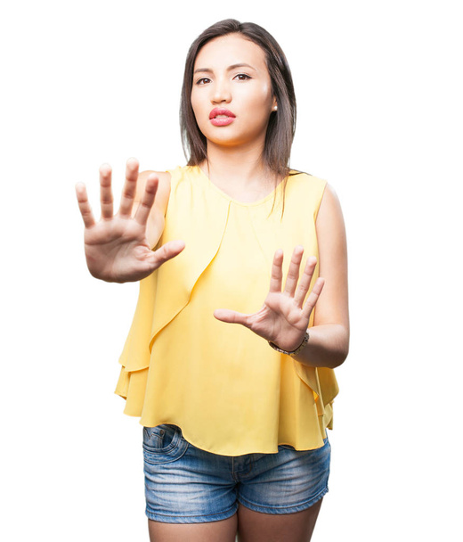 Aziatische vrouw doen stop gebaar geïsoleerd op witte achtergrond - Foto, afbeelding
