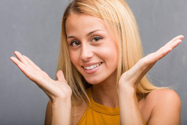 portret naturalne młode kobiety Blondynka śmiechu i zabawy - Zdjęcie, obraz