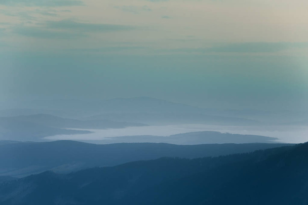Un paysage de montagne magnifique, coloré et abstrait au lever du soleil. Paysage minimaliste de montagnes le matin dans des tons bleus. Montagnes Tatra en Slovaquie, Europe
. - Photo, image