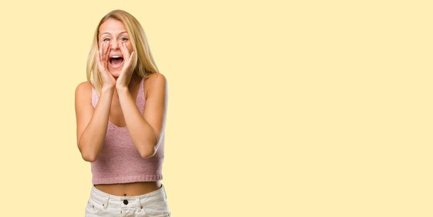 Portret van jonge mooie blonde vrouw schreeuwen gelukkig - Foto, afbeelding