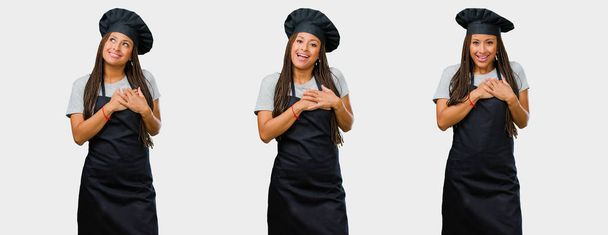 Conjunto de jovem mulher negra padeiro em uniforme preto fazendo um gesto romântico
 - Foto, Imagem
