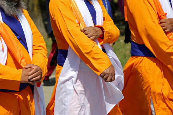 Sikh vojáků s tradiční šaty oranžové a bílé účastní náboženské události - Fotografie, Obrázek