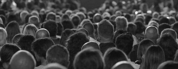 mnoho lidí publikum během live venkovní koncert s černobílého efektu - Fotografie, Obrázek