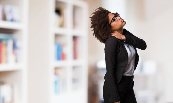 У деловой чернокожей женщины болит спина
 - Фото, изображение
