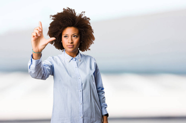 Nuori musta nainen koskettaa näytön hämärtynyt tausta
 - Valokuva, kuva