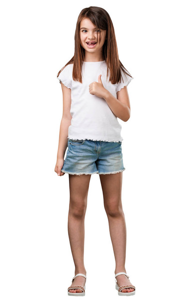 Полнотелая маленькая девочка веселая и возбужденная, улыбающаяся и поднимающая большой палец вверх, концепция успеха и одобрения, хороший жест
 - Фото, изображение