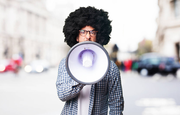 Afro muž křičí megafon - Fotografie, Obrázek