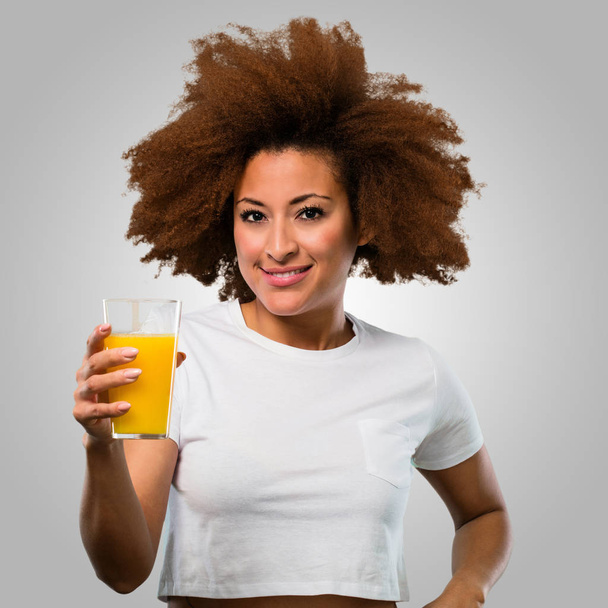 Genç fitness afro kadın portakal suyu içme - Fotoğraf, Görsel