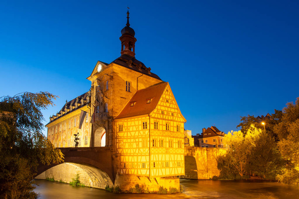 Ayuntamiento histórico iluminado de Bamberg, construido en el siglo XIV
. - Foto, imagen
