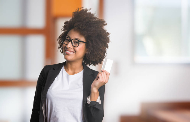 бизнес черный женщина держит кредитную карту
 - Фото, изображение
