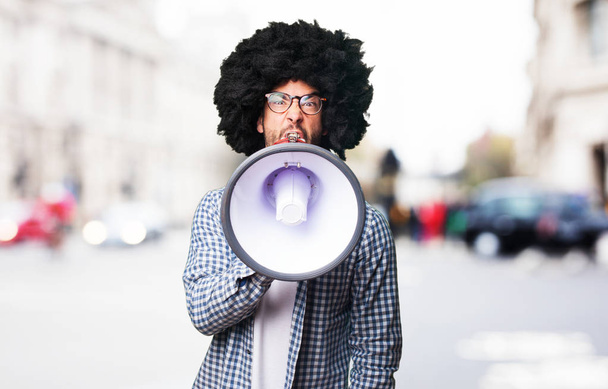 Afro uomo urla di megafono
 - Foto, immagini