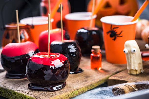 Zwarte en rode geglazuurde appels voor Halloween. - Foto, afbeelding