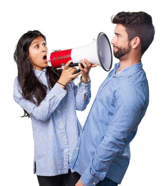 pareja joven gritando con un megáfono
 - Foto, imagen