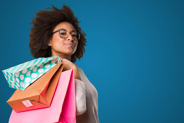 mujer negra sosteniendo bolsas de compras
 - Foto, imagen
