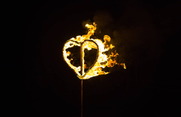 Спалювання жовтого серця ручної роботи на чорному тлі
 - Фото, зображення
