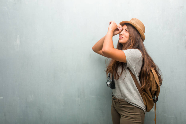 Πορτρέτο γυναίκας Λατινική νεαρός ταξιδιώτης τοίχο, κοιτάζοντας μέσα από το κενό - Φωτογραφία, εικόνα