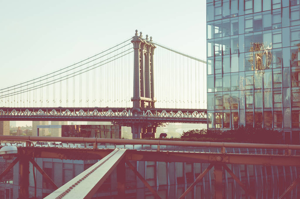 日の出、ニューヨークシティ、ニューヨーク、米国のマンハッタン橋のビンテージ カラー表示 - 写真・画像