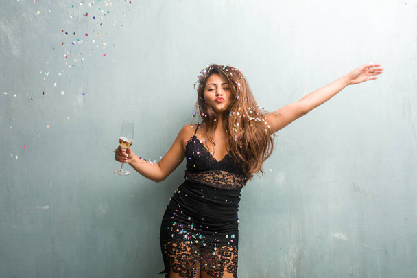 junge lateinische Frau feiert Neujahr oder Ereignis - Foto, Bild