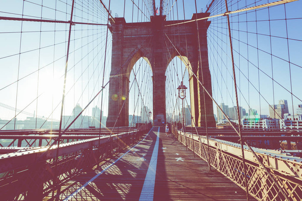Vintage színes nézet a Brooklyn-híd, részletek a gerendák és támogatás kábelek, Manhattan városra napkeltekor, New York City, New York, Amerikai Egyesült Államok - Fotó, kép