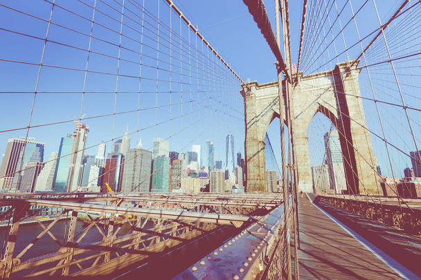 Vintage kolor widzenia Brooklyn Bridge z szczegółowo dźwigarów i obsługa kabli, panoramę miasta Manhattan o wschodzie słońca, New York City, New York, Stany Zjednoczone Ameryki - Zdjęcie, obraz