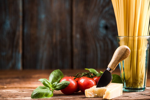 Ingredientes frescos para massas de espaguete italiano
. - Foto, Imagem