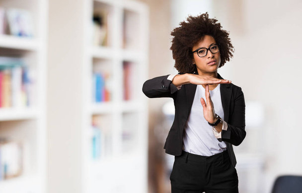 obchodní černá žena dělá čas přestávky gesto - Fotografie, Obrázek