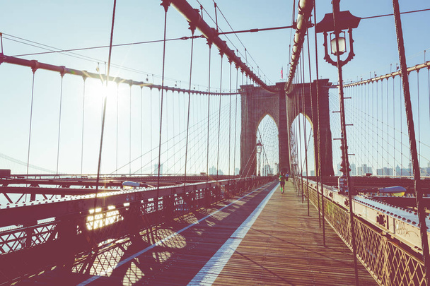 架台、サポート ケーブル、日の出、ニューヨーク、ニューヨーク、アメリカ合衆国のマンハッタン スカイラインの詳細とブルックリン橋のビンテージ カラー表示 - 写真・画像