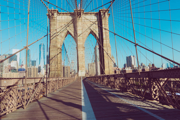 Винтажный цветной вид Бруклинского моста с ограждениями и опорными кабелями, Manhattan City Skyline at Sunrise, Нью-Йорк, Нью-Йорк, США
 - Фото, изображение