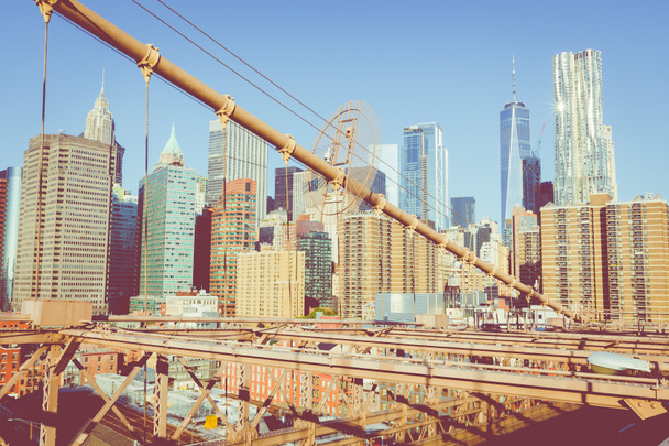 Vista a colori vintage del ponte di Brooklyn con dettaglio di travi e cavi di supporto, Manhattan City Skyline a Sunrise, New York, New York, Stati Uniti
 - Foto, immagini