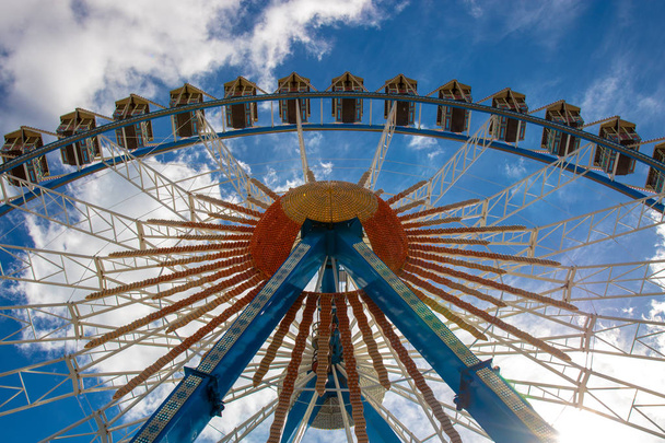 Чортове колесо (огляду Різенрад) на Октоберфест "у Мюнхені, Німеччина з Синє небо та білі хмари - Фото, зображення