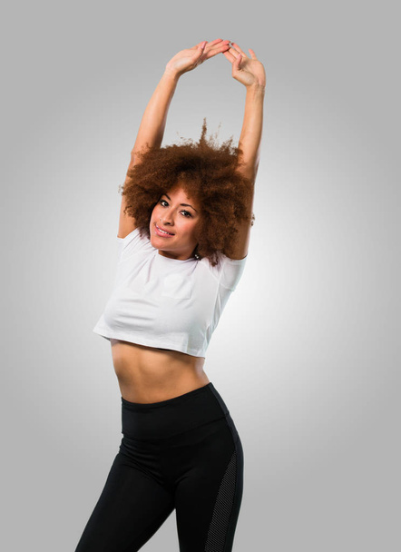 fiatal fitness afro nő nyújtás - Fotó, kép