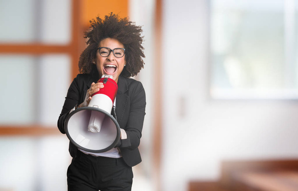 Business fekete nő kiabált a megafon - Fotó, kép
