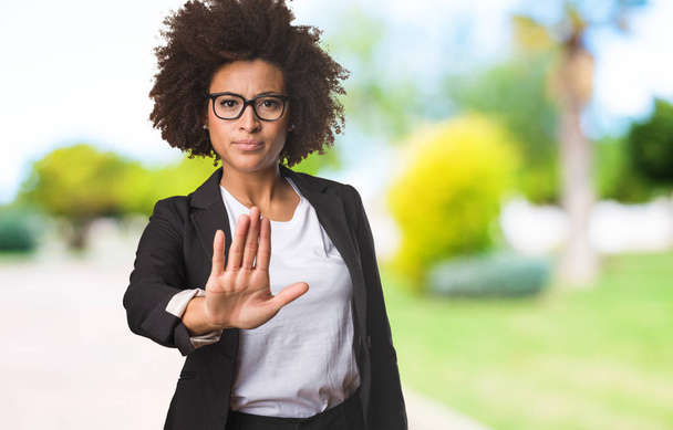biznes czarny kobieta robi stop gest - Zdjęcie, obraz