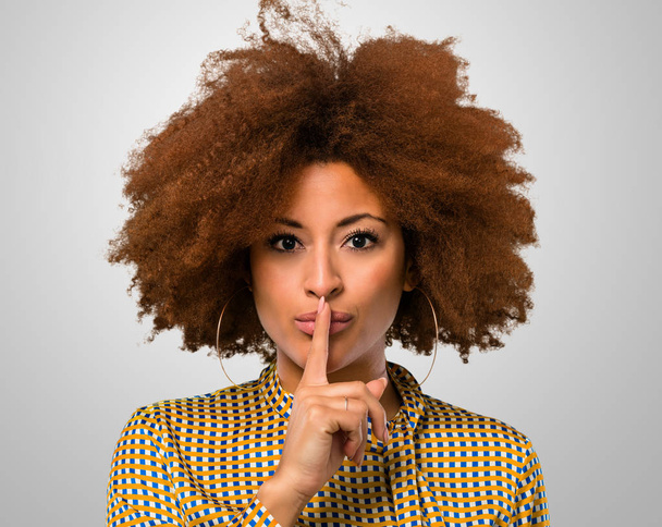 Afro-Frau macht ein Schweigezeichen - Foto, Bild