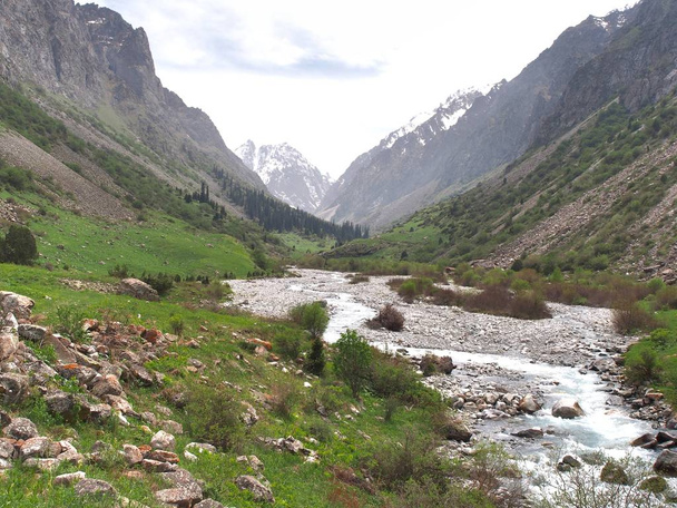 Der Ala Archa Nationalpark im Tian Shan Gebirge in Bischkek Kirgisistan - Foto, Bild