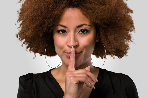 afro femme faire un geste de silence, visage gros plan
 - Photo, image