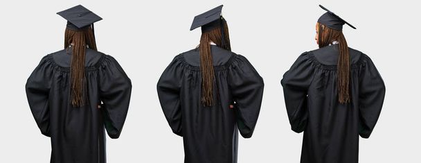 Diplomás fiatal fekete nő, a hátsó kilátás készlet - Fotó, kép