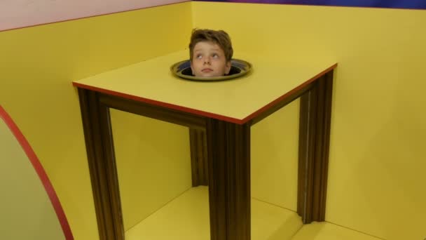 Adolescente chico muestra un mágico foco de una ilusión de un cuerpo sin cabeza
. - Metraje, vídeo