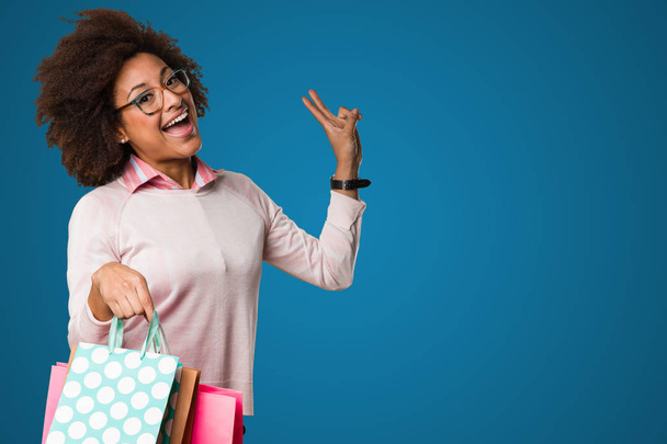 black woman holding shopping bags - Photo, Image