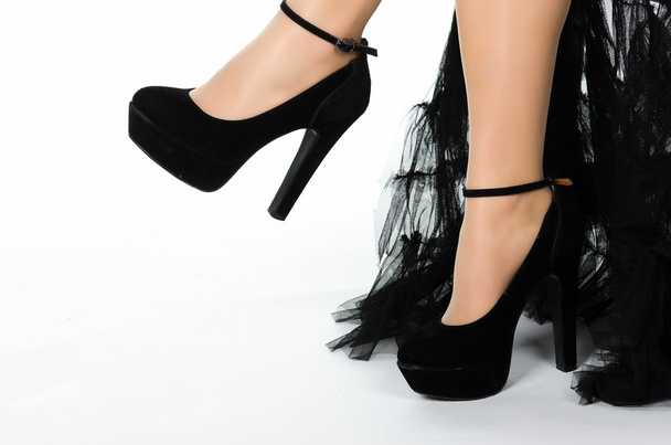 Нижняя часть ног женщины с черными каблуками
 - Фото, изображение