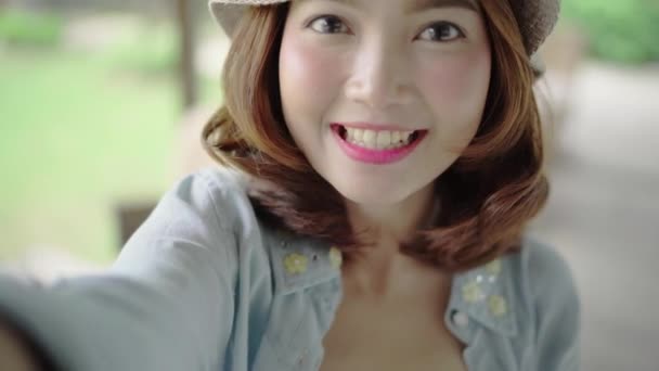 Houkutteleva kaunis onnellinen Aasian naiset bloggaaja älypuhelimella selfie ja tallennus tehdä ruokaa vlog video hänen tilaajilleen ja hänen kanava kahvila ja ravintola
. - Materiaali, video
