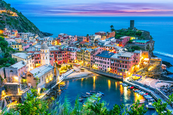 Picturesque kaupunki Vernazza, maakunnassa La Spezia, Liguria, Italia auringonlaskun jälkeen
 - Valokuva, kuva