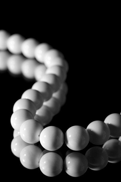 Perles blanches isolées sur noir
 - Photo, image