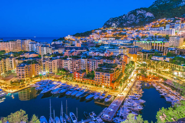 Näkymä Monacon kaupunkiin Ranskan Rivieralla auringonlaskun jälkeen
. - Valokuva, kuva
