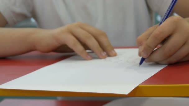 Boy teenager learns to write with left hand - Metraje, vídeo