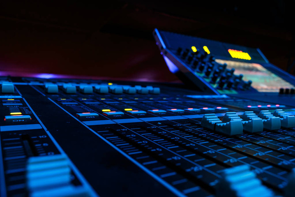 Close-up van de groothoek van Pro Audio digitale Mixing Console. Wit Faders en zwarte control Console - Foto, afbeelding