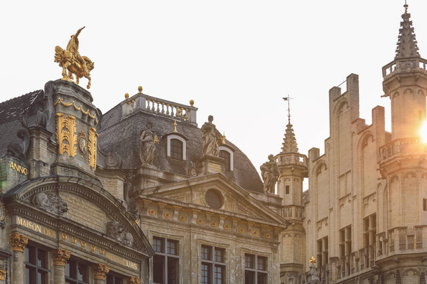 Renesans dachy budynków historycznych na Grand Place w Brukseli, Belgia. - Zdjęcie, obraz