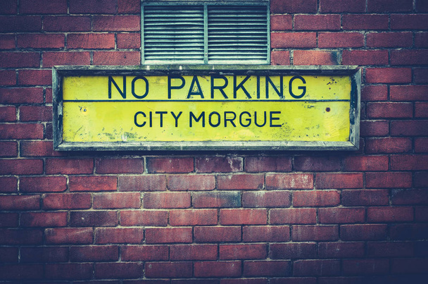 Zákazu parkování podepsat mimo městské márnici v USA město - Fotografie, Obrázek