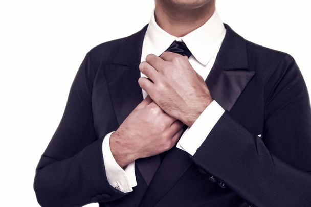 schöner Geschäftsmann oder Bräutigam im modischen Anzug isoliert auf weiß - Foto, Bild
