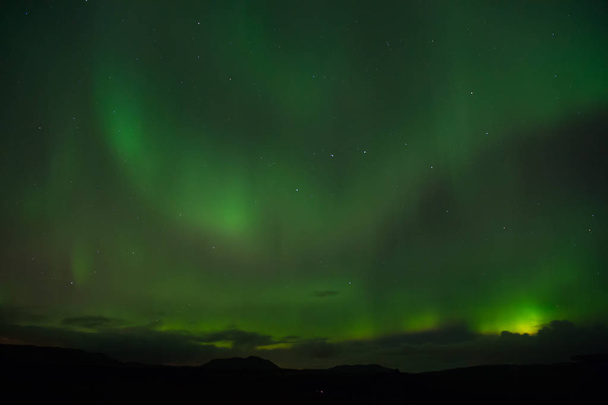 Legjobb hely lásd: aurora borealis. Természet csodáit. Aurora sötét ég. Csodálatos természeti jelenség. Mikor van a legjobb alkalom, hogy látni az északi fényeket. Hely-hoz lát a északi fények. Északi fény fekete égen csillagok - Fotó, kép